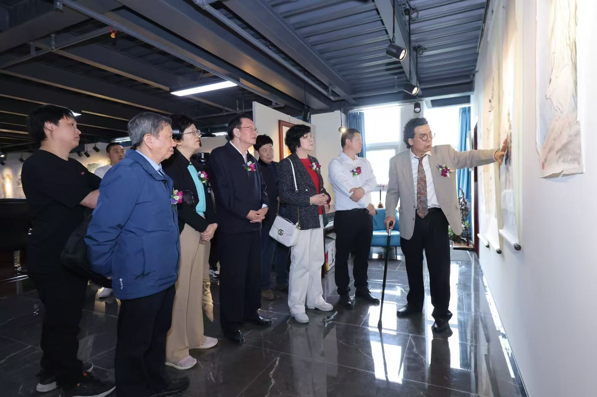 “向阳花开——卢宏斌中国画个展”在京启幕：传统与当代的对话